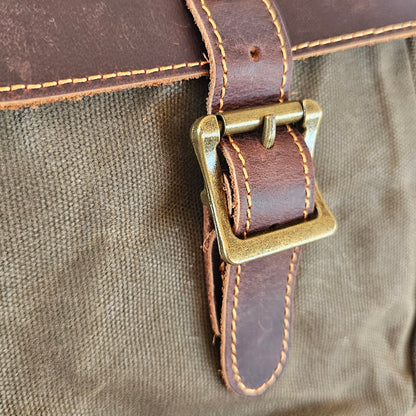 Maletín República Verde Militar – Cuero Natural | 40×27×10 cm | Correa Ajustable | SANTINI